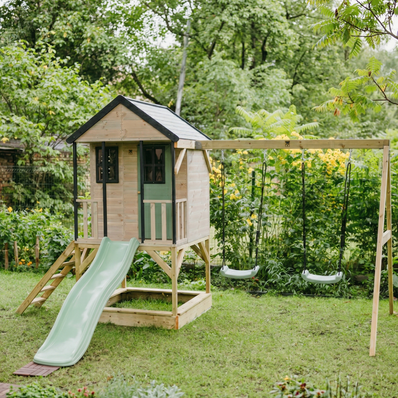 Medinis namelis su čiuožykla M60